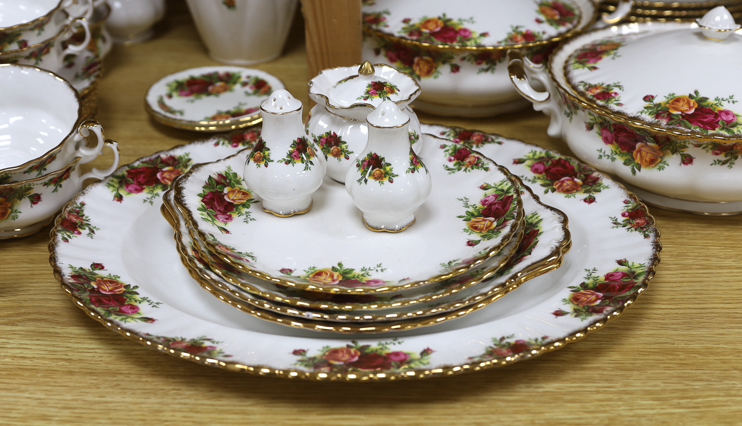 A Royal Albert ‘Old Country Roses’, a dinner and tea service